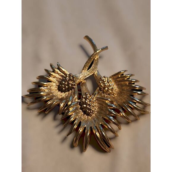 Vintage 80s LISNER women’s signed gold toned brooch and matching earrings set - Picture 2 of 9